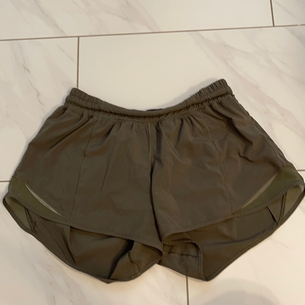 Lulu lemon athletica Hotty Hot Low Rise Short 4"